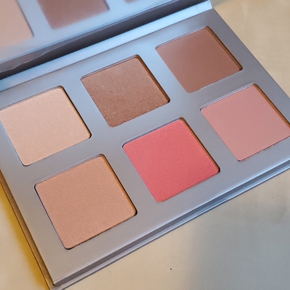 2/$40 ICONIC London "Blaze Chaser" face palette - Picture 2 of 3